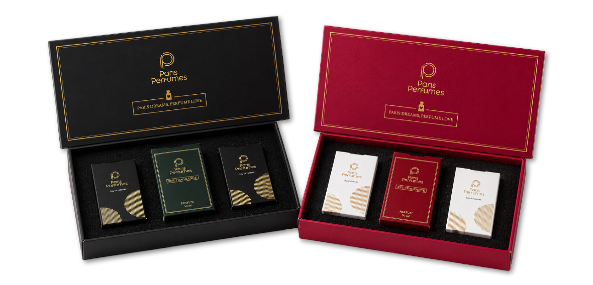Dvě otevřené dárkové krabičky Paris Perfumes, černá a vínová, každá se třemi flakony
